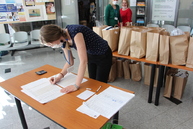 Zväčšiť fotografiu - Župa neustále zásobuje lekárov aj zariadenia sociálnych služieb ochrannými pomôckami - distribucia_OOP_ZSS_maj