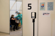 Zväčšiť fotografiu - Župa opäť otvára veľkokapacitné očkovacie centrum v trenčíne! - 20210320_TN_Vakcinacne_centrum_026w