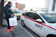 Zväčšiť fotografiu - Župa začala s distribúciou ochranných pomôcok pre lekárov - 20200318_TSK_ochranne_011w