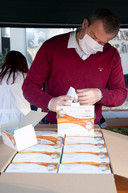 Zväčšiť fotografiu - Župa začala s distribúciou ochranných pomôcok pre lekárov - 20200318_TSK_ochranne_017w