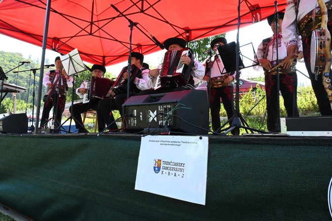 Hasiči, hody aj folklór: Nedeľa ukázala silu tradícií v Trenčianskom kraji