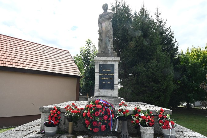 Sobota v Trenčianskom kraji patrila hasičom, SNP, tradíciám aj obecným oslavám 