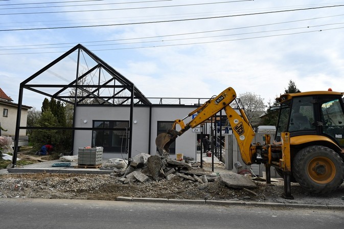 Zo starého kaštieľa sa onedlho presťahujú do nových bezbariérových domčekov