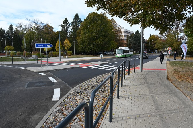 Zmodernizovaná križovatka v Prievidzi ponúka bezpečnejší a bezbariérový pohyb