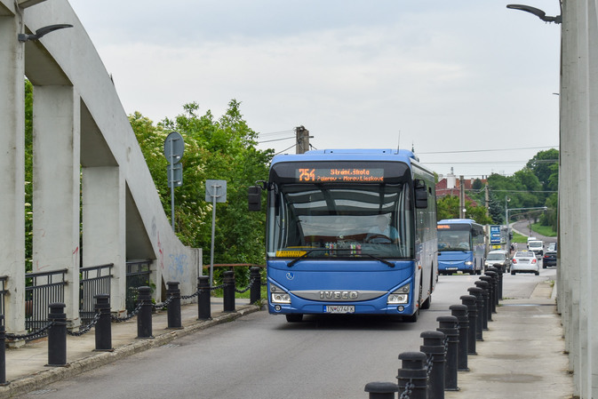 Taktové cestovné poriadky prilákali do modrých autobusov nových cestujúcich