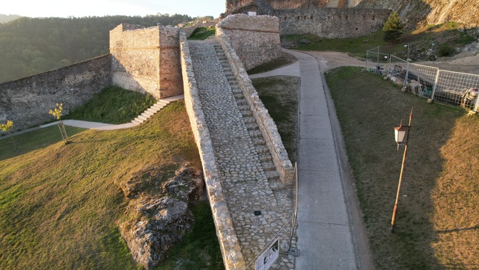 Kavalier na Trenčianskom hrade láka prvých návštevníkov, obnova dominanty pokračuje