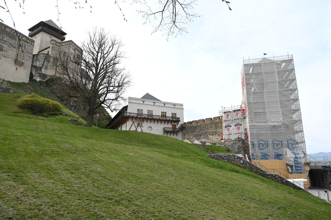 Na Trenčianskom hrade sa zastavil čas, hodinová veža prechádza rekonštrukciou