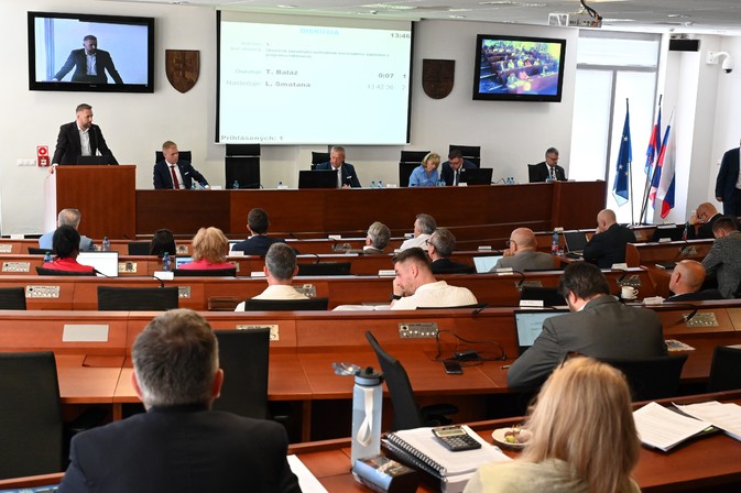 Poslanci schválili prvú zmenu rozpočtu, najviac financií pôjde do oblasti vzdelávania