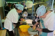 Spoločné varenie halušiek, ktoré buduje komunitu