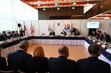 Výjazdové rokovanie vlády v Uhrovci prinieslo do regiónu viac ako 3 milióny eur 