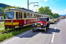 Depo električiek už tradične spestrili historické autá a motorky
