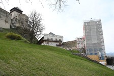 Na Trenčianskom hrade sa zastavil čas, hodinová veža prechádza rekonštrukciou