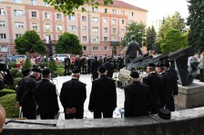Po baníkoch zostali biele ruže a večná spomienka