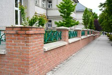Gymnázium má nové oplotenie, pribudnú aj bezbariérové prvky