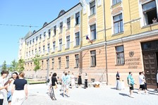 Historickú budovu trenčianskeho gymnázia energeticky zefektívnia nové okná