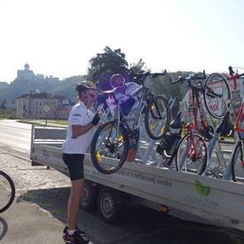 Cykloautobusy premávajú po Trenčianskom kraji až do septembra, prehľadná e-brožúra vás prevedie zaujímavými miestami, ktoré môžete spoznať zo sedla bicykla 