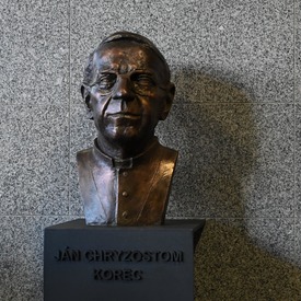 Do galérie búst vo vestibule župného úradu pribudol kardinál