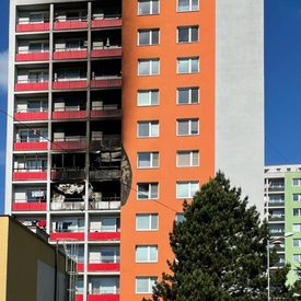Kraj pomôže rodinám z požiarom zasiahnutej bytovky