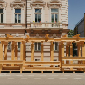 Na parkovisku na Palackého ulici vyrástol prvý trenčiansky parklet