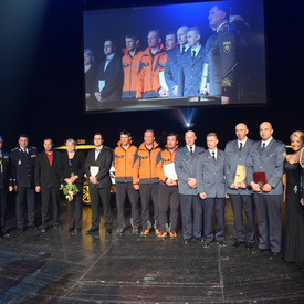 Prievidzsky hasič Róbert Rötling si na 11. ročníku Zlatého záchranárskeho kríža prevzal čestné ocenenie za záchranu ľudského života