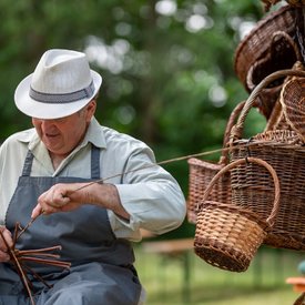 Remeslo našich predkov – V Prievidzi sa koná kurz tradičného košikárstva.