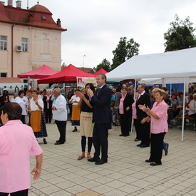 Tradičné jedlá, oslavy folklórnej skupiny či otvorenie nového multifunkčného ihriska. Aj taký bol víkend v Trenčianskej župe.