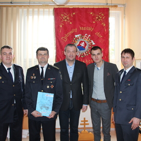 Trenčiansky župan odovzdal dobrovoľným hasičským zborom cez víkend takmer 350 kníh o DHZ v Trenčianskom kraji