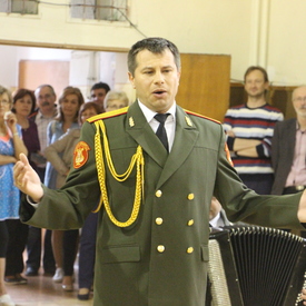 V deň koncertu vystúpili Alexandrovci aj s folklórnym súborom Trenčan na Gymnáziu Ľudovíta Štúra