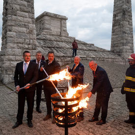 Zapálené vatry rozžiarili Mohylu generála M. R. Štefánika