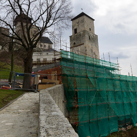 Rekonštrukcia administratívnej budovy na Trenčianskom hrade napreduje. Podľa harmonogramu pokračujú aj práce na sprístupnení Južného opevnenia. 