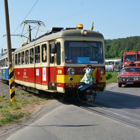 V sobotu na koľaje vyrazí Trenčianskoteplická historická električka, spoločnosť jej budú robiť aj hasičské veterány