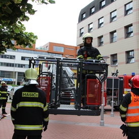Zamestnancov Úradu TSK evakuovali hasiči, 6 figurantov zachraňovali prostredníctvom vysokozdvižnej plošiny