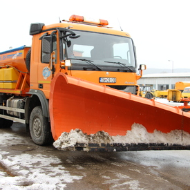 Celkom 153 mechanizmov a viac ako 26 tis ton posypového materiálu je pripravených na zimnú údržbu ciest v Trenčianskom kraji