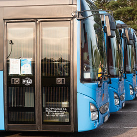 Pozor! Modré autobusy budú od piatku jazdiť v prázdninovom režime