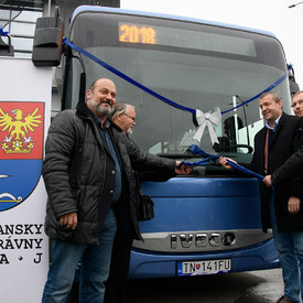 Predčasný vianočný darček v podobe dvadsaťpäťky modrých autobusov odovzdaný do užívania cestujúcej verejnosti  