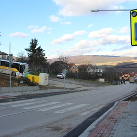 V  Hrabovke odstránili problematický cestný úsek, vybudovali nový chodník a priechod 