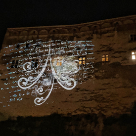 Barborin palác na Trenčianskom hrade sa premenil na plátno