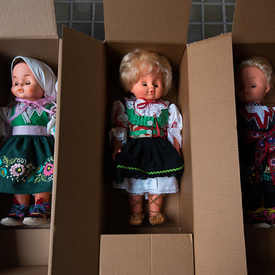 Do múzea dorazili krojované bábiky