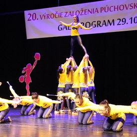Mažoretky Nelly z Púchova oslávili dvadsaťročnicu, svojim trénerkám a rodičom sa poďakovali slávnostným galaprogramom