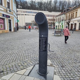 Poesiomat prináša umenie rovno do trenčianskych ulíc