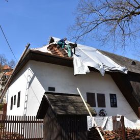 Rodný dom najznámejších uhrovských rodákov s novou strešnou krytinou 