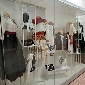 Výstava župného múzea približuje ľudové odevy regiónu