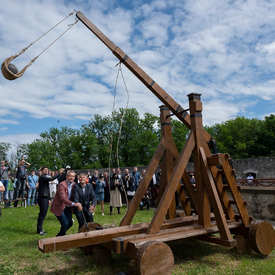 Výstrel z trebuchetu slávnostne otvoril zrekonštruovanú južnú časť hradieb 