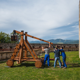 Južnému opevneniu Trenčianskeho hradu oddnes kraľuje trebuchet