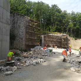Práce na Južnom opevnení Trenčianskeho hradu pokračujú aj v auguste