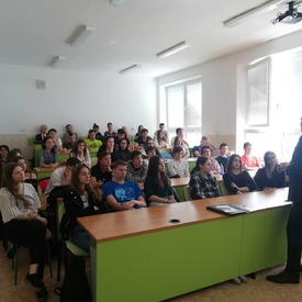 Bánovské gymnázium sa zapojilo do nového projektu, ktorý pomáha rozvíjať komunikačné schopnosti
