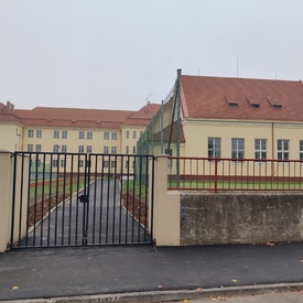 Novomestské gymnázium má nový vstup do areálu školy