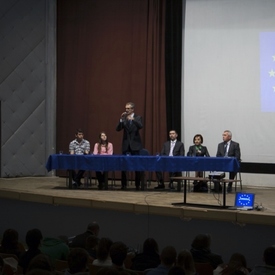 Poslanci rôznych parlamentov sa stretli v prievidzskej škole