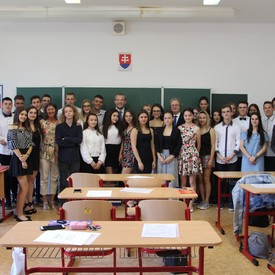 S vysvedčeniami v rukách sa študenti župných stredných škôl vydali na dvojmesačné prázdniny 