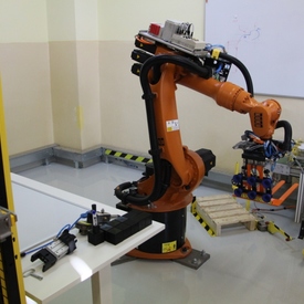 SOŠ strojnícka v Bánovciach nad Bebravou sa pýši moderným robotizovaným pracoviskom